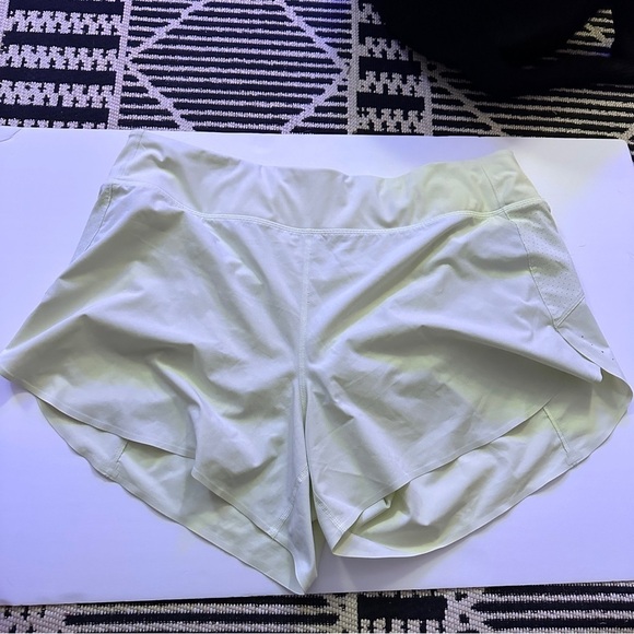 Athleta Run With It 4.5" Short Tequilla Green size XL - Picture 3 of 7
